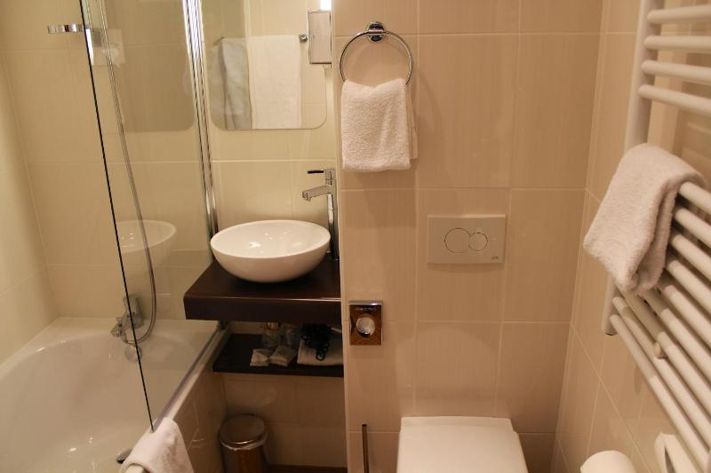 Classic Double Room image 3