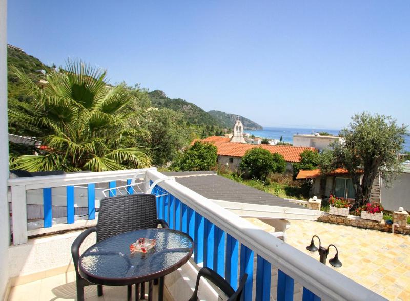 Twin Room with Balcony image 3