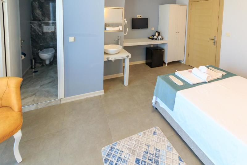 Standard Double Room image 3