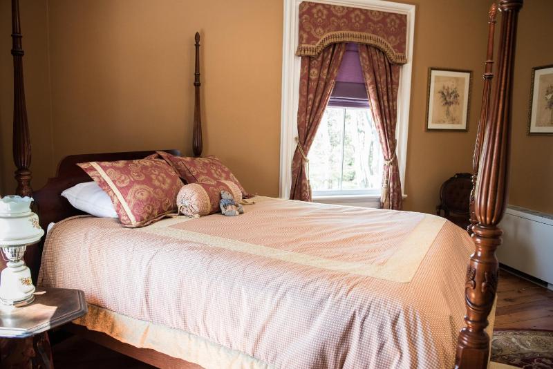 Queen Room with Garden View image 3