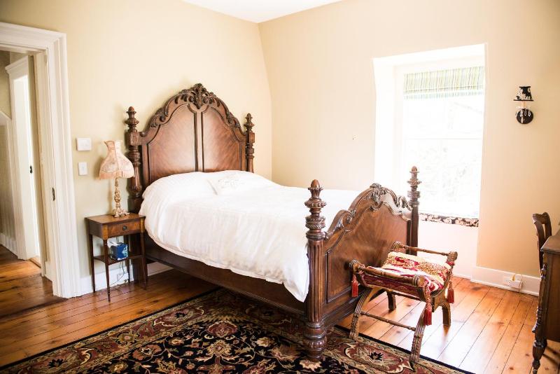 Queen Room image 3