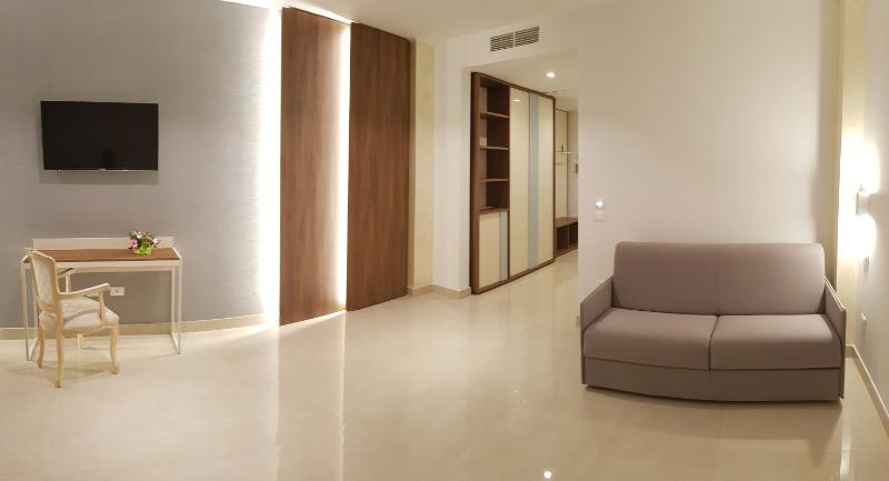 Queen Suite with Pool View image 3
