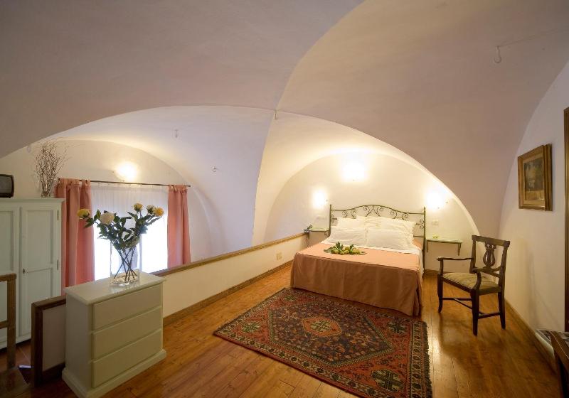 Classic Quadruple Room image 1