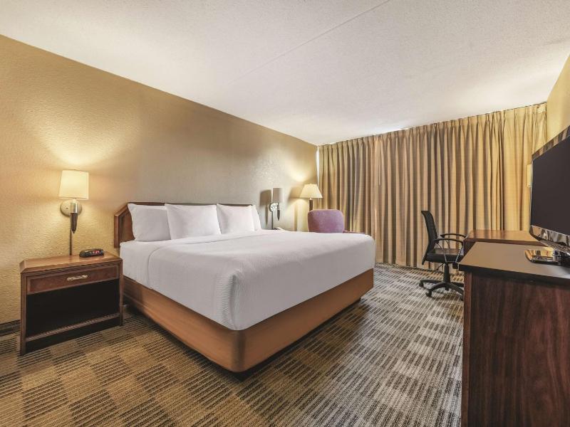 King Room with Bath Tub - Mobility/Hearing Accessible - Non-Smoking image 3