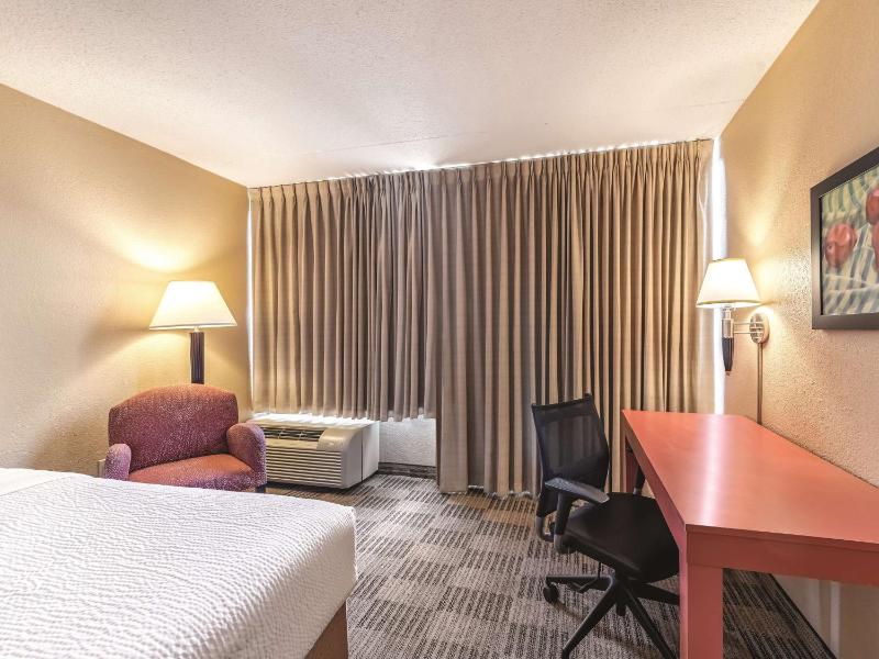 Double Room - Non-Smoking image 4