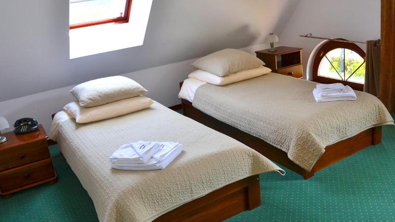 Twin Room image 4