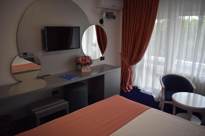 Deluxe Double Room image 4