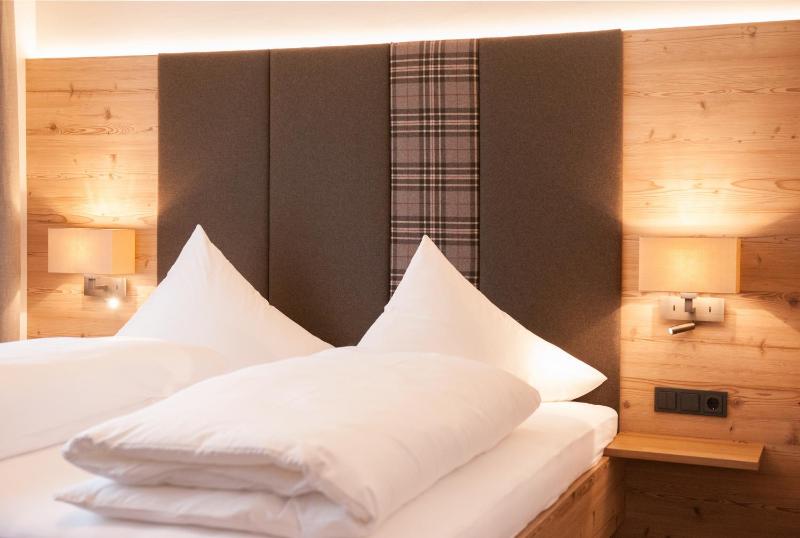 Classic Double Room with Balcony image 4