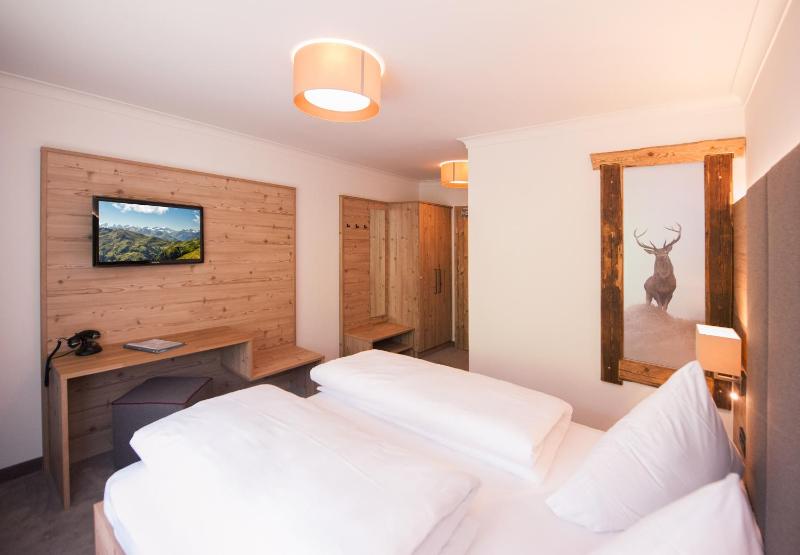 Classic Double Room with Balcony image 3