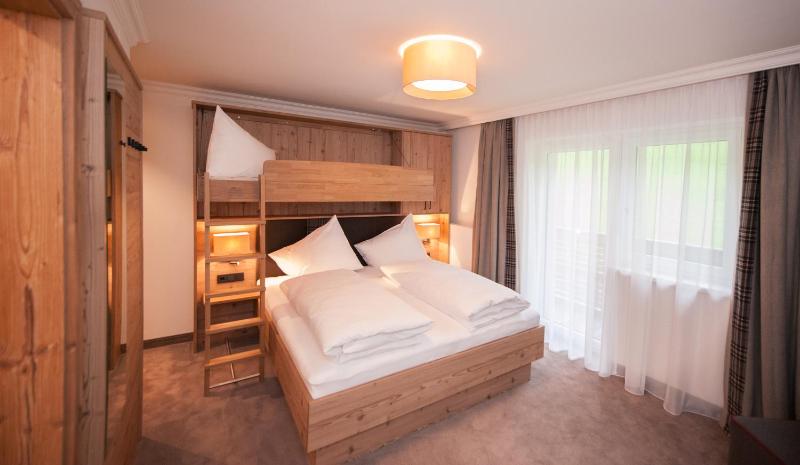 Superior Double Room with Balcony image 4