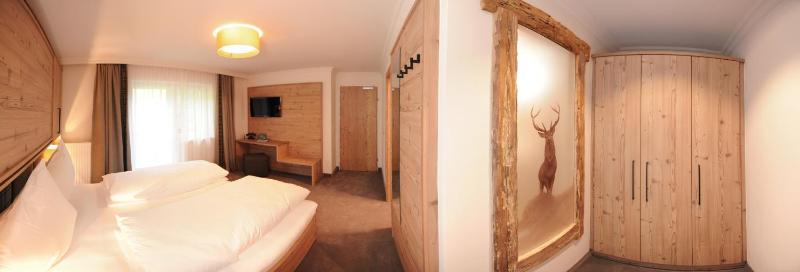 Superior Double Room with Balcony image 3