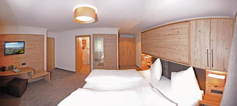 Superior Double Room with Balcony image 2