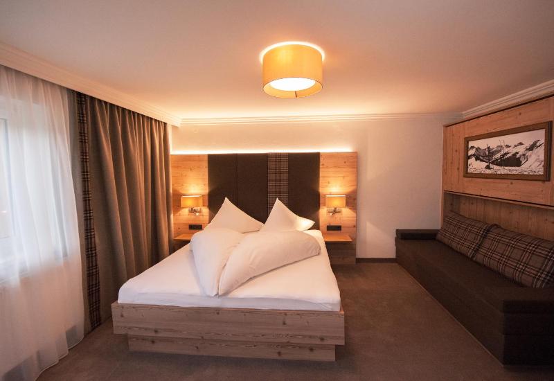 Triple Room with Balcony image 2
