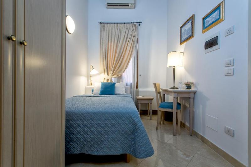 Single Room image 3