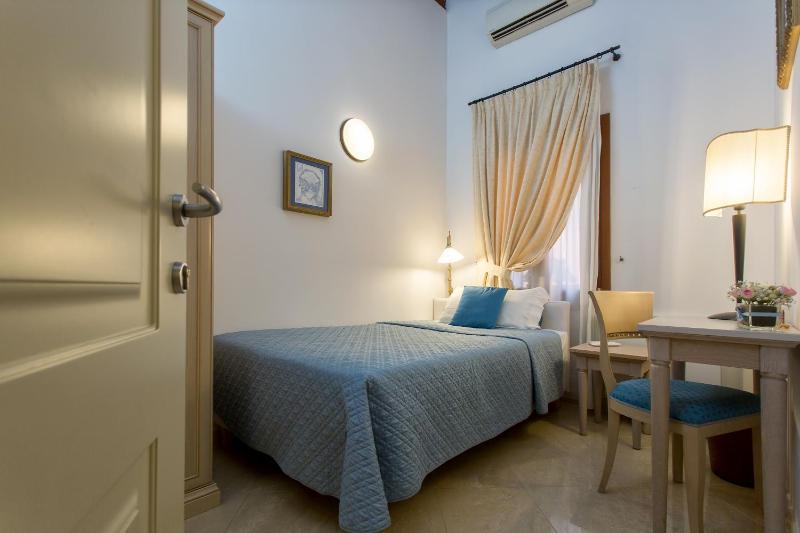 Single Room image 4