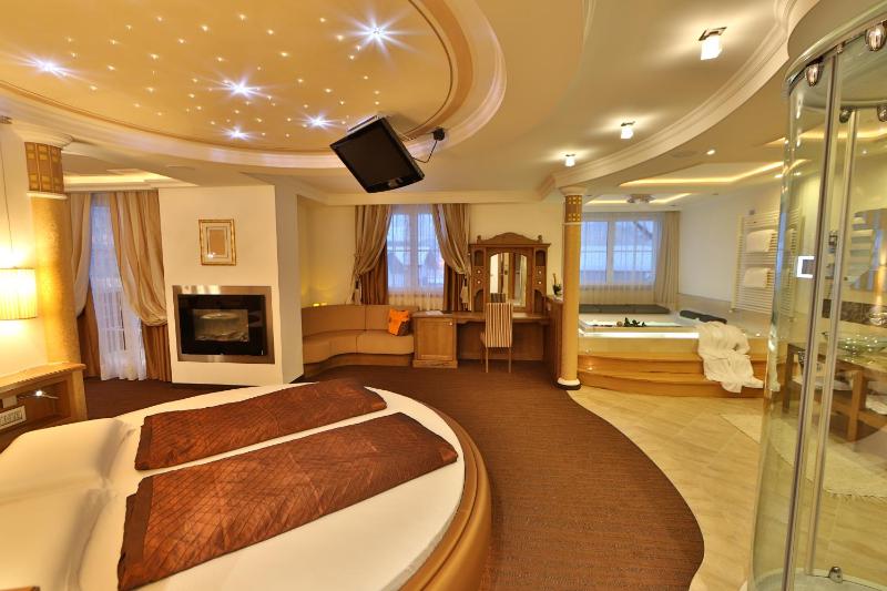 Queen Suite with Spa Bath image 1
