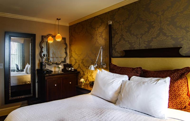 Queen Room image 1