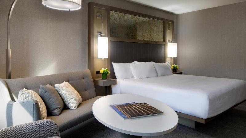 King Room - High Floor image 3