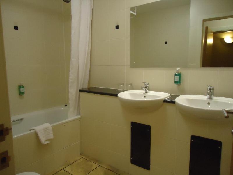 Deluxe Quadruple Room image 2
