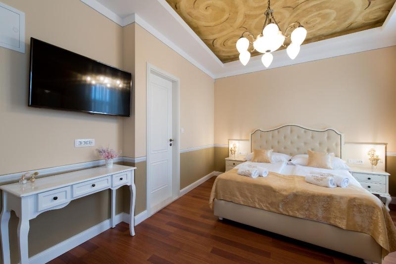 Central Square Heritage Hotel - image 6