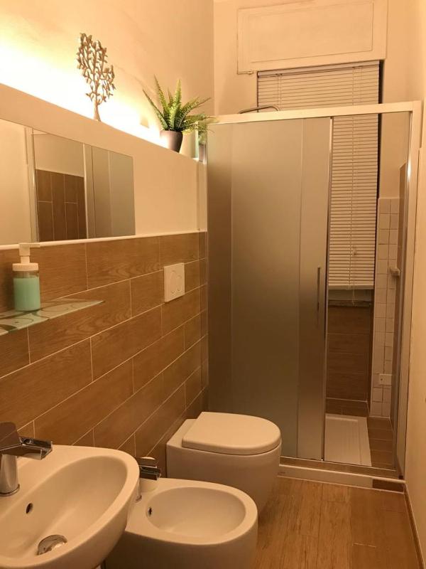 Single Room with Bathroom image 4