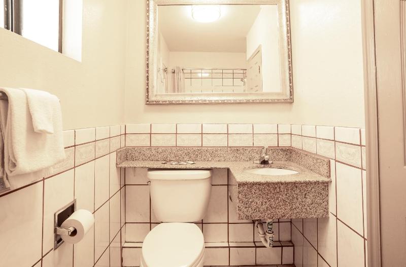 King Room - Non-Smoking image 3