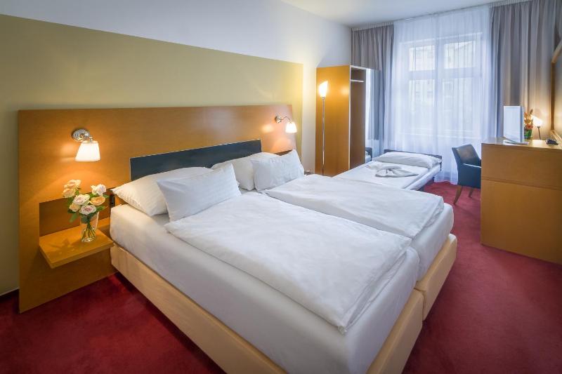 Double Room with Extra Bed image 4