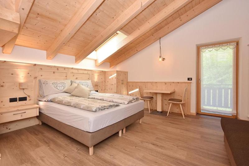 Double or Twin Room with Balcony image 4