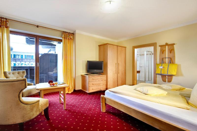 Double Room with Balcony image 4