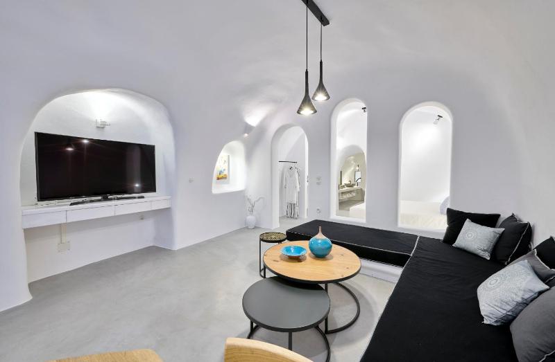 Cave Suite Oia - image 18