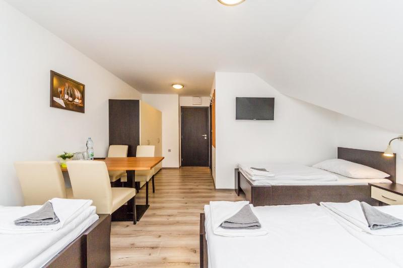 Standard Quadruple Room image 4