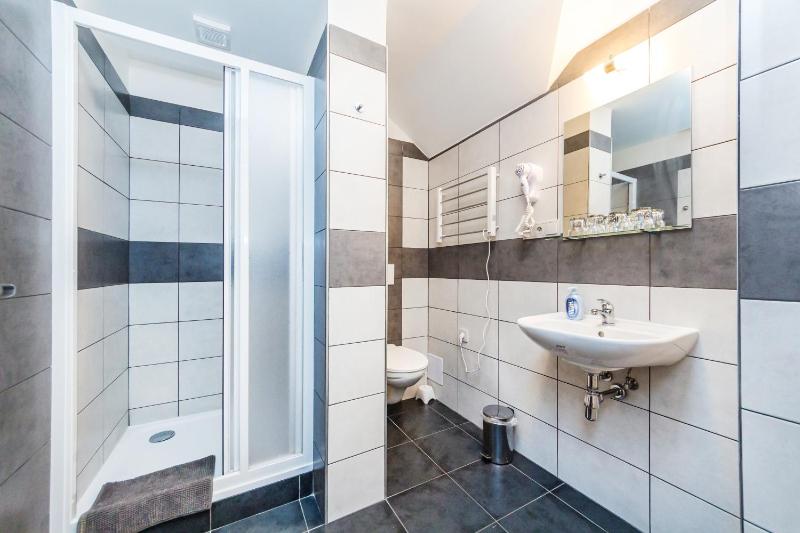 Standard Quadruple Room image 2