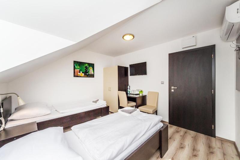 Twin Room image 2