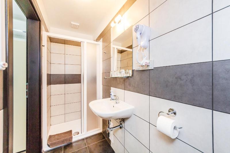 Standard Triple Room image 2