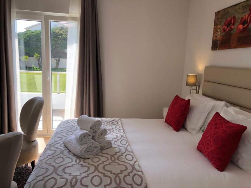Deluxe Double Room with Balcony image 2