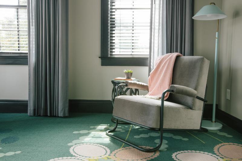 Deluxe King Room image 2