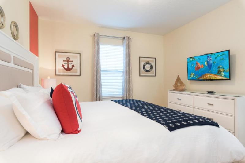Eight-Bedroom House image 2
