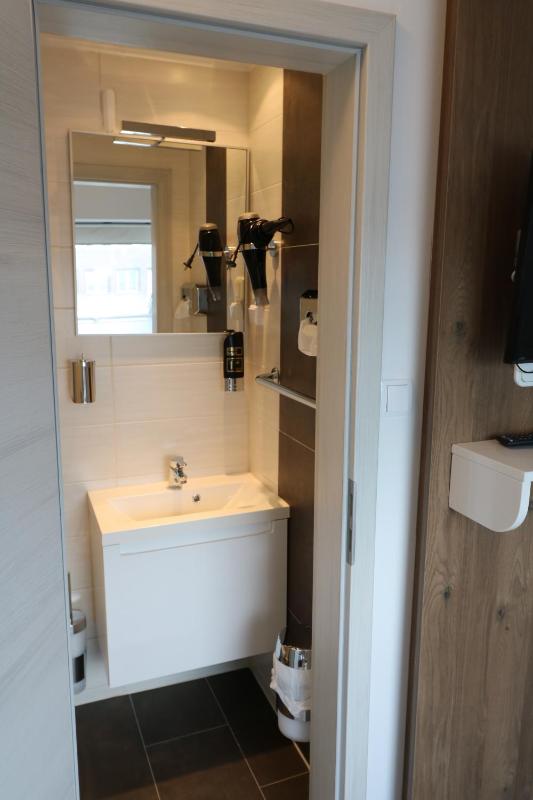 Twin Room image 2