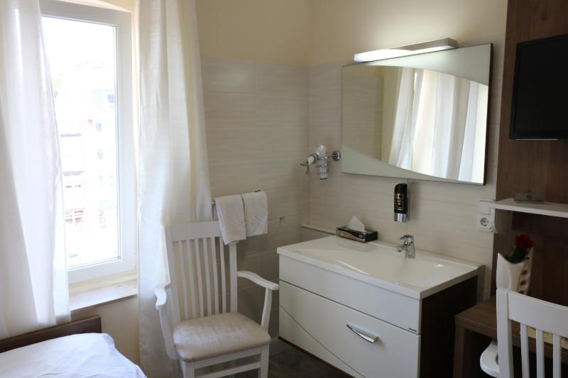 Twin Room with Private External Bathroom image 4