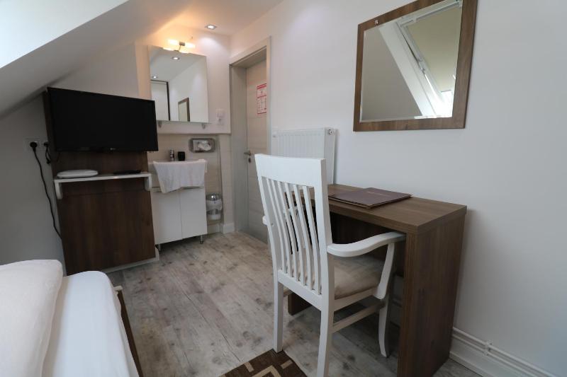 Single Room with Private External Bathroom image 2