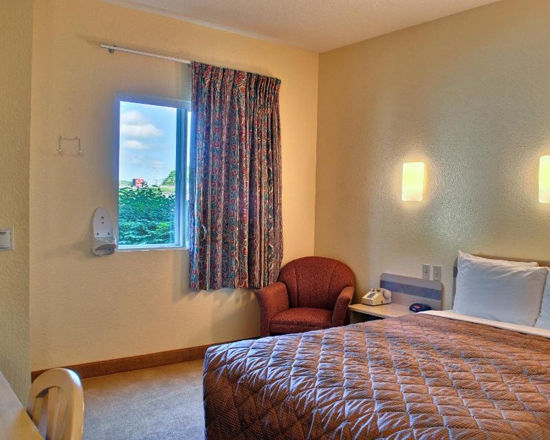 Queen Room - Non-Smoking image 2