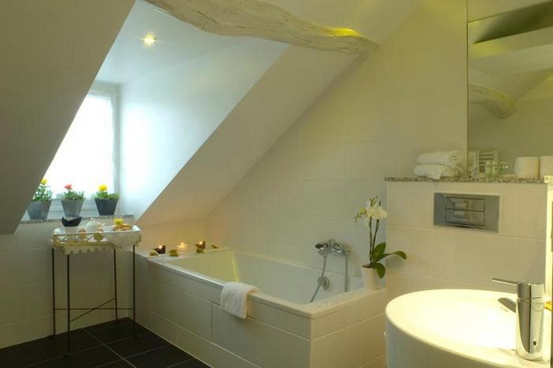 Charming Double Room with Air-Conditioning image 3