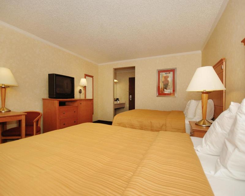 Queen Room with Two Queen Beds - Non-Smoking image 2