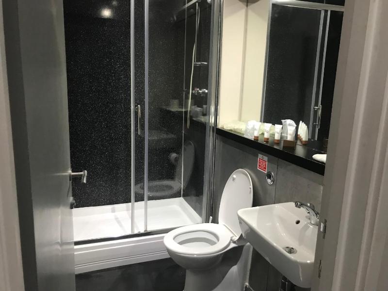 Standard Twin Room image 4