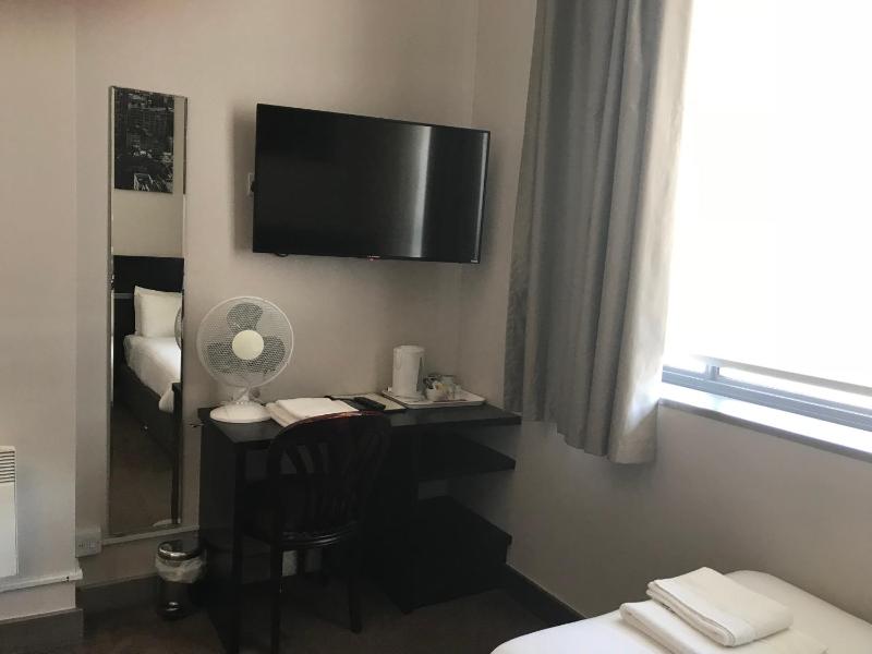 Standard Twin Room image 3