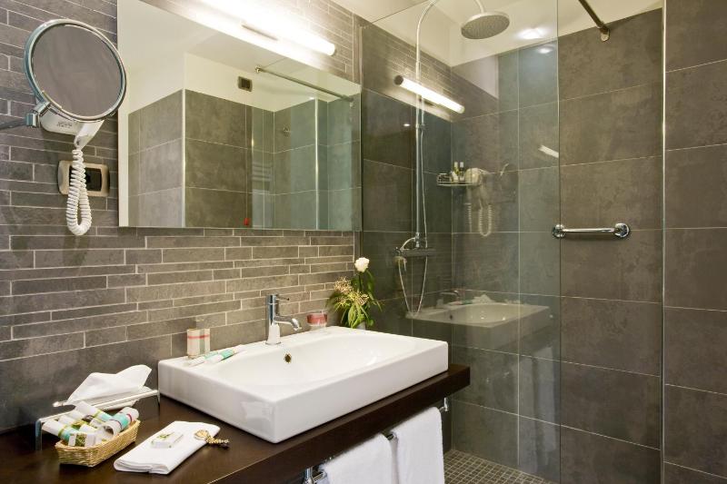 Standard Twin Room image 3