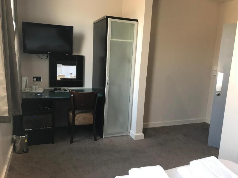 Double Room image 3