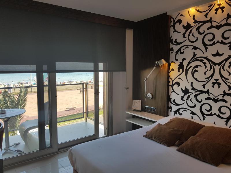 Double or Twin Room with Sea View image 3