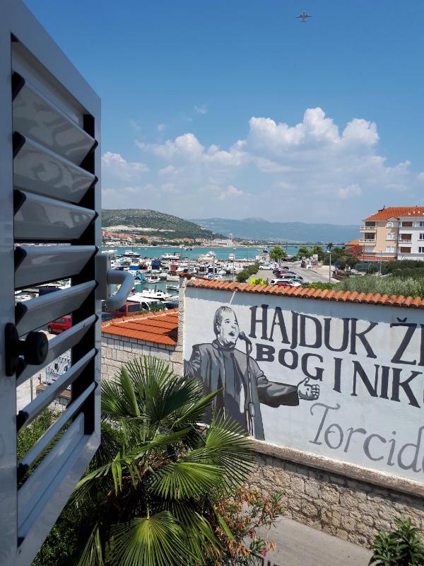 Deluxe Studio image 2