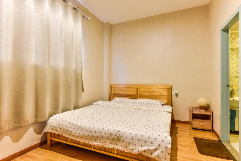 Queen Room image 3